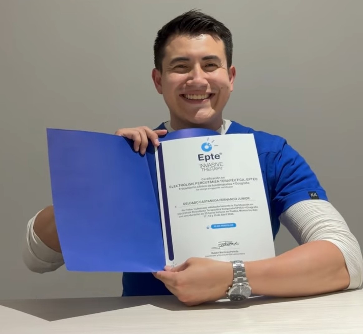 Fernando Junior sosteniendo su certificación EPTE — Electrólisis Percutánea Terapéutica
